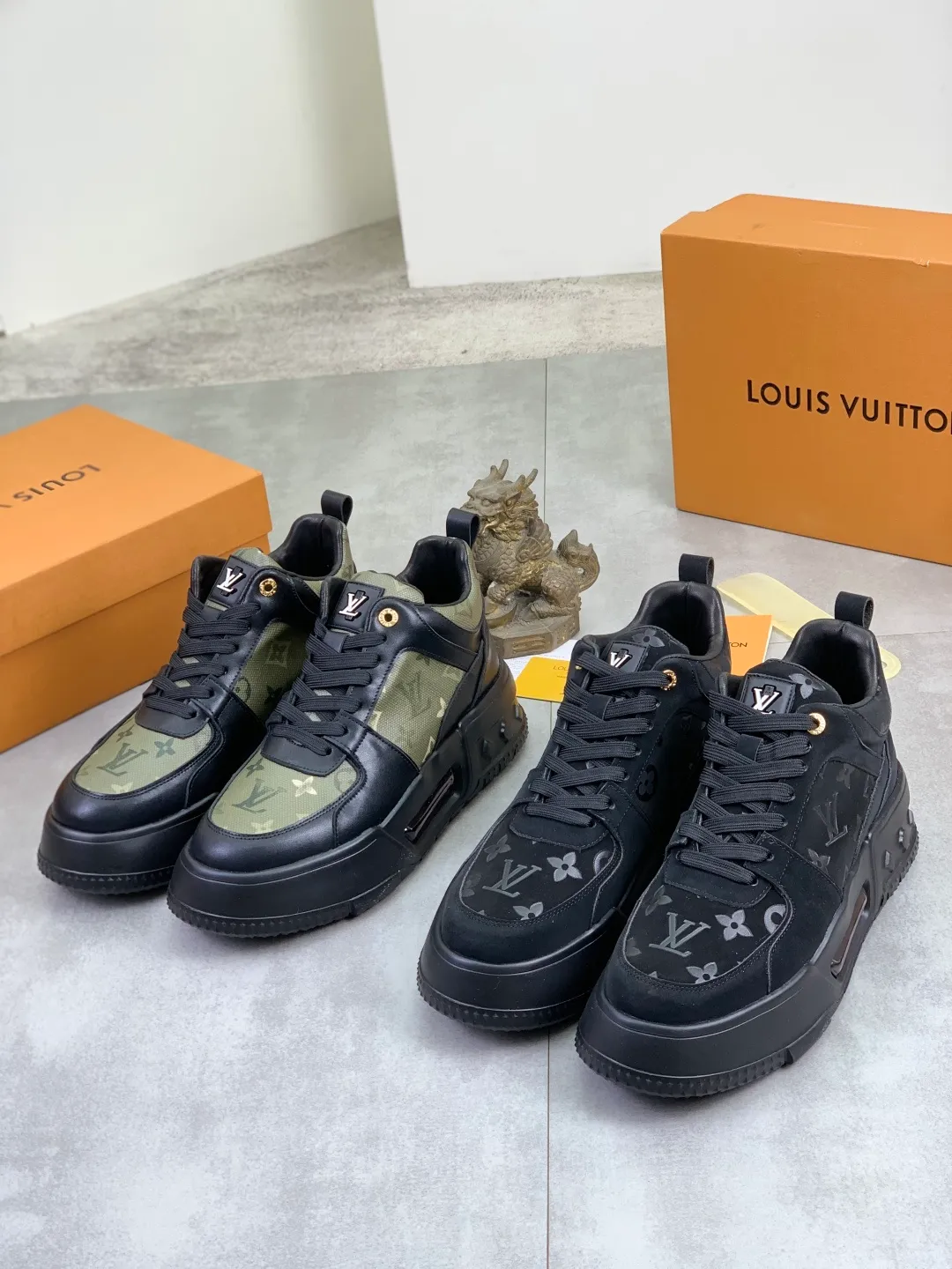 Men's men's shoes 💰P440 new style 💶【LOUIS VUITTON) new high top🍀LV Louis Vuitton *—— LV classic high top trendy shoes! Made of imported original soft calfskin, water-dyed pigskin lining. Original wear-resistant rubber outsole! High quality products! Code number: 38-44 Color: 2️⃣colors available